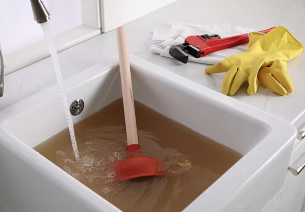 Kan een verstopte gootsteen leiden tot grotere loodgietersproblemen?